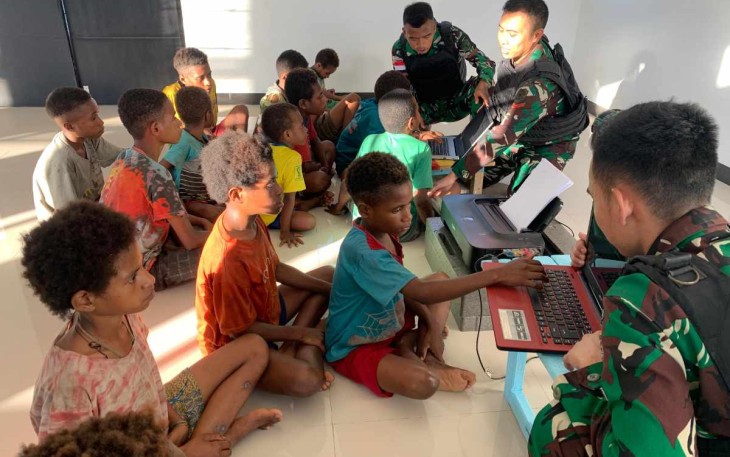 Anak-anak belajar komputer di perbatasan 