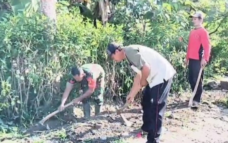 Kerja bakti bersihkan lingkungan bersama warga