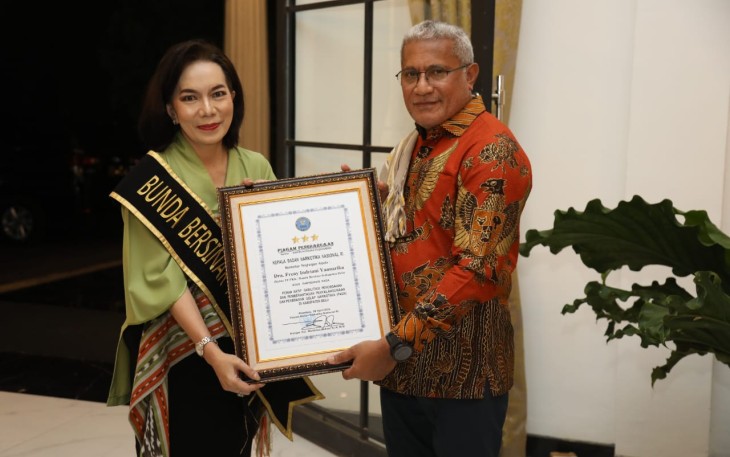 Kepala BNN RI Marthinus Hukom saat memberikan penghargaan 