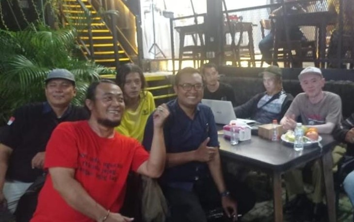 Sekdisdik Kota Depok Sutarno (pojok kanan) bersama insan media dalam acara halalbihalal KJD di kedai Lekker, Senin (29/4)