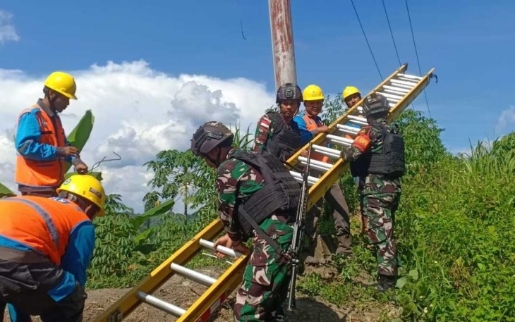 Prajurit Satgas Yonif 310/KK bantu PLN cek jaringan di perbatasan 