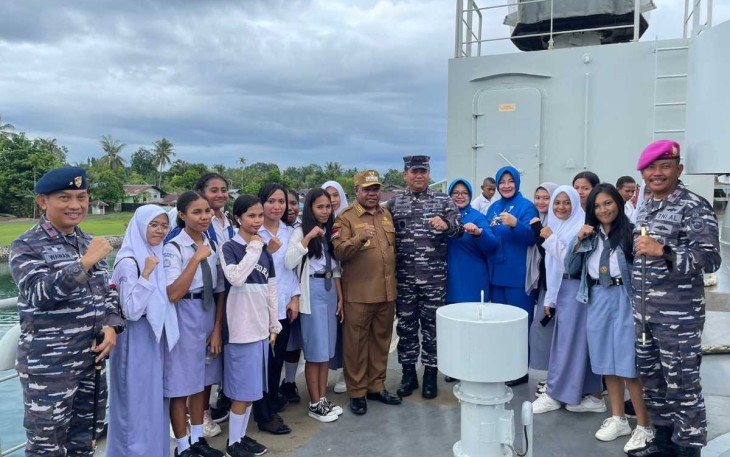 Pangkoarmada III Laksda TNI Hersan bersama Bupati Manokwari foto bersama dalam bakti kesehatan di geladak KRI Teluk Wondama-527