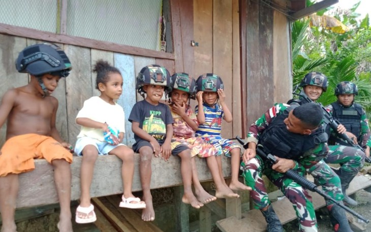Kegembiraan anak-anak berinteraksi dengan bapak tentara 