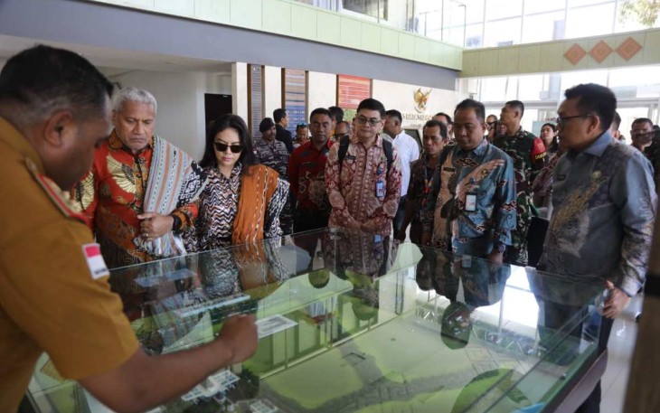 Kepala BNN RI Marthinus Hukom saat menerima pemaparan di PLBN Motaain