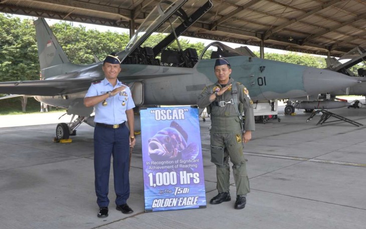 Danlanud Iswahjudi Marsma TNI Firman Dwi Cahyono bersama Kapten Pnb Maulana Zulfiqar