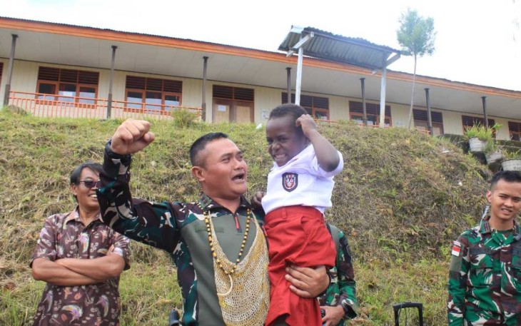 Dansatgas Yonif 509 Kostrad Letkol Inf Dian D Setyadi gendong pelajar