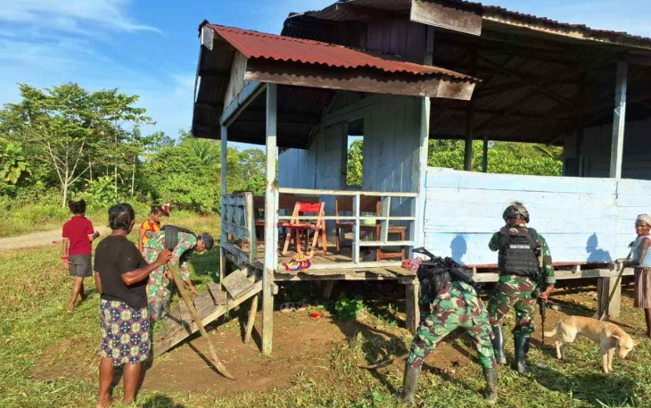 Karya bakti bersihkan lingkungan balai kampung