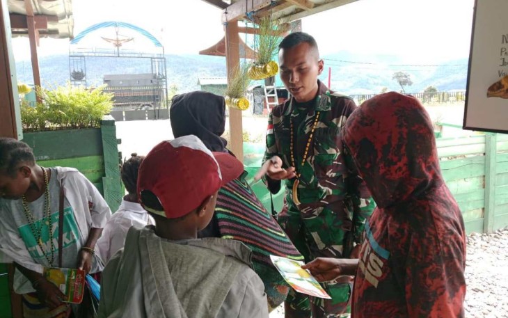 Bagikan bibit sayur mayur ke masyarakat 