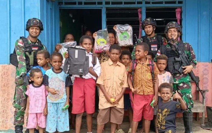 Kebersamaan satgas yonif 310/KK bersama warga perbatasan 