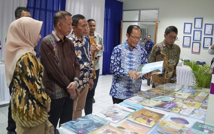 Sekertaris Badan Bahasa Kemendikbudristek Hafidz Muksin meninjau buku bacaan untuk satuan pendidikan 