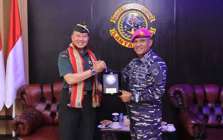 Danlantamal IX Ambon Brigjen TNI (Mar) Said Latuconsina saat menerima cenderamata 