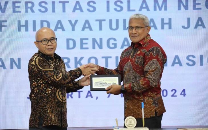 Kepala BNN RI Marthinus Hukom menerima cenderamata 