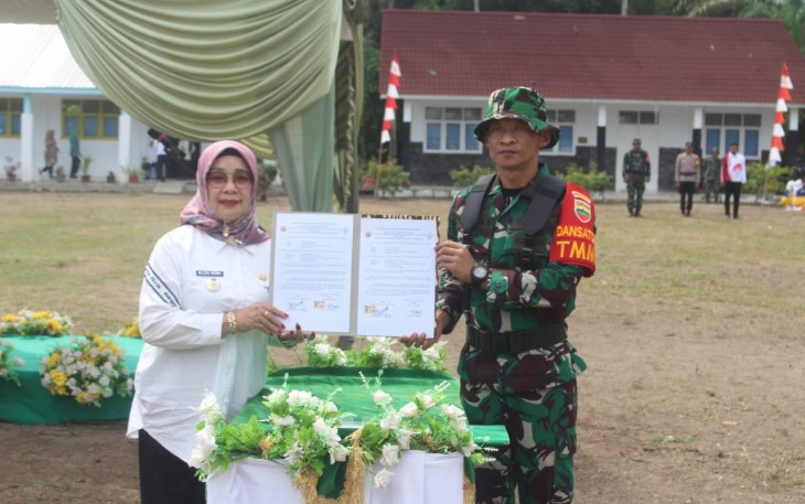 Plt Bupati Labuhanbatu Hj Elya Rosa bersama Dansatgas TMMD ke 120 Kodim 0209/LB Letkol Inf Yudi Ardian Saputra, Rabu (8/5)