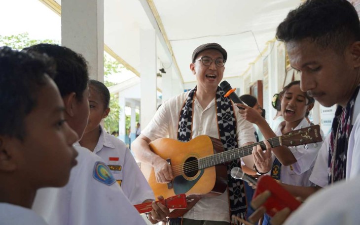 Dirjen PAUD Dikdasmen, Iwan Syahril bernyanyi bersama siswa di Kabupaten Sikka, NTT