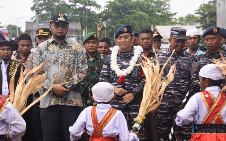 Penyambutan dengan tarian adat di Kabupaten Halmahera Selatan 