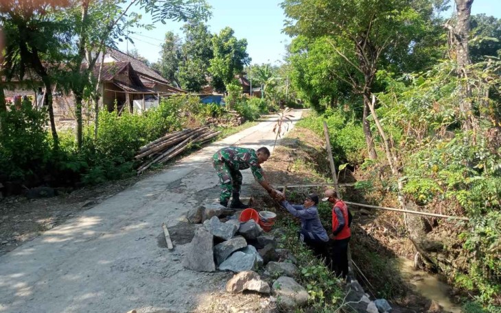 Bantu pembangunan talud di wilayah desa binaan 