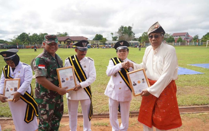 Danrem 121/Abw Brigjen TNI Luqman Arief memberikan piagam penghargaan 