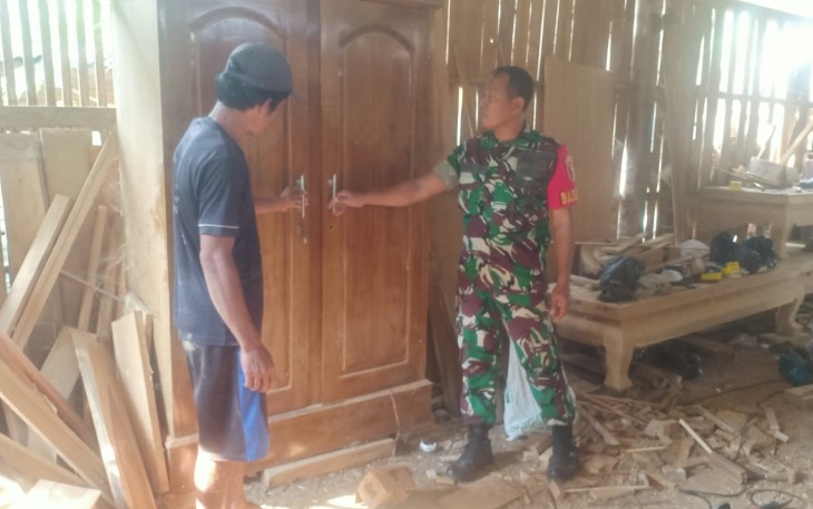 Pendampingan pengrajin furniture di wilayah desa binaan 