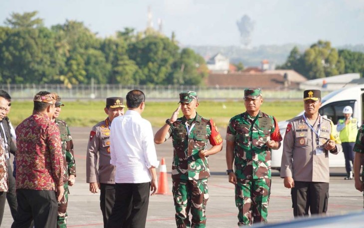 Pangdam IX Udayana Mayjen TNI Bambang Trisnohadi saat menyambut presiden Joko Widodo 