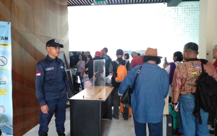 Warga Malaysia melintasi PLBN Aruk Kabupaten Sambas, Kalbar 