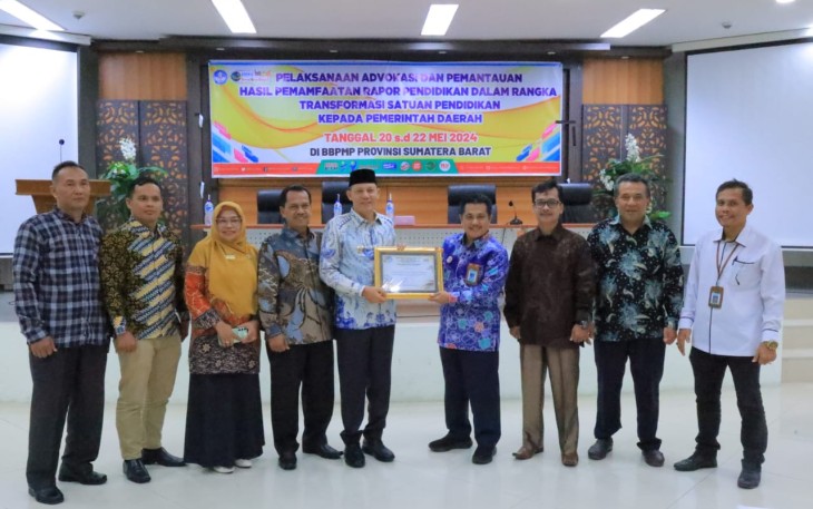 Bupati Pasaman Terima Penghargaan di Bidang Pendidikan 