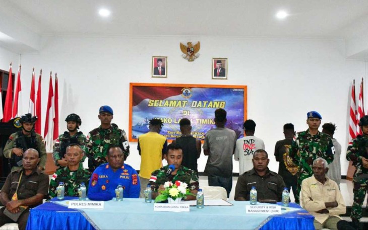 Danlanal Timika Letkol Laut (P) Benedictus Hery Murwanto saat konferensi pers