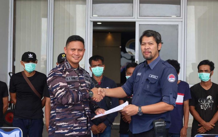 Danlanal Dumai Kolonel Laut (P) Boy Yopi Hamel saat menyerahkan berkas PMI Non Prosedural ke P4MI Dumai
