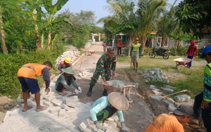 Pemasangan paving blok bersama warga binaan 