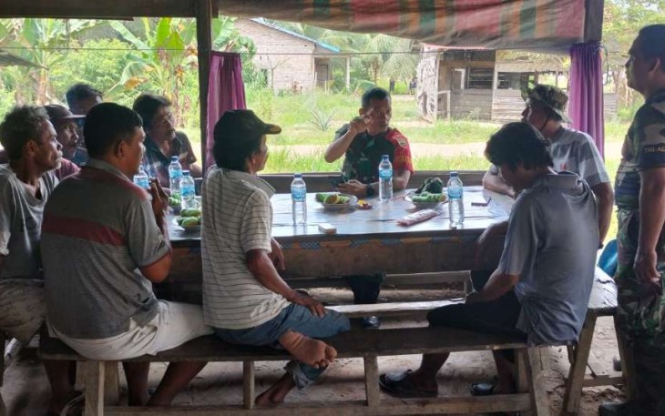 Dansatgas TMMD Ke 120 Kodim 0209/LB Letkol Inf Yudy Ardiyan Saputro ngopi di warung bang Ucok bareng bersama warga dusun 9 desa Selat Beting