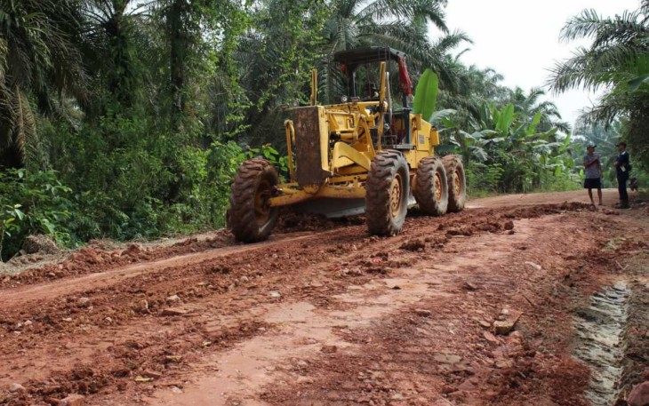 Buldoser peningkatan badan jalan desa Selat Beting 