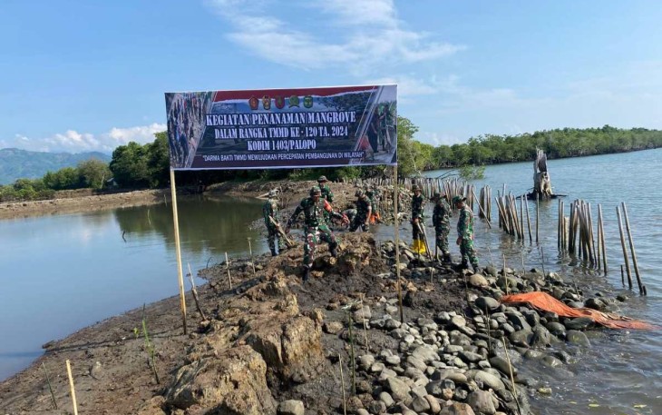 Penanaman pohon mangrove satgas TMMD bersama masyarakat di pantai Sipa Desa Pammesakang 