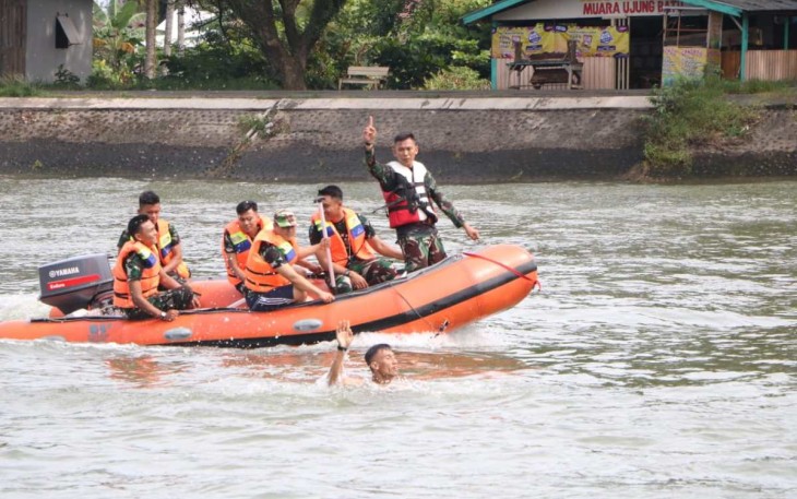 Simulasi Latihan Water Rescue Prajurit Lanud Sultan Sjahrir 