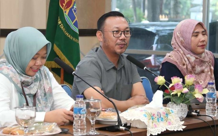 Kepala BPN Kota Depok Indra Gunawan dan jajaran dalam sosialisasi sertifikat elektronik yang berlangsung di aula Kantor Pertanahan Kota Depok, Kamis 30 Mei 2024.
