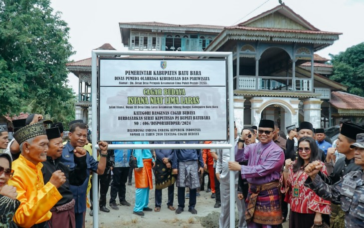 Pj Bupati Batu Bara Pasang Plang Istana Niat Lima Laras 