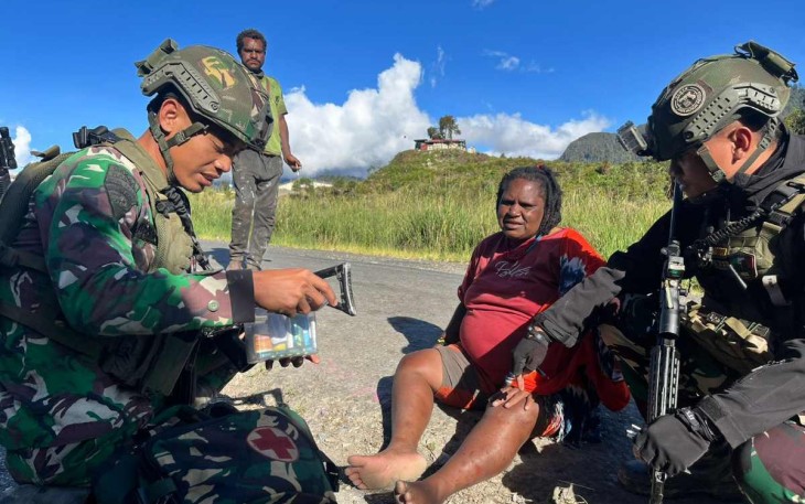Pertolongan medis mama Papua saat patroli wilayah 