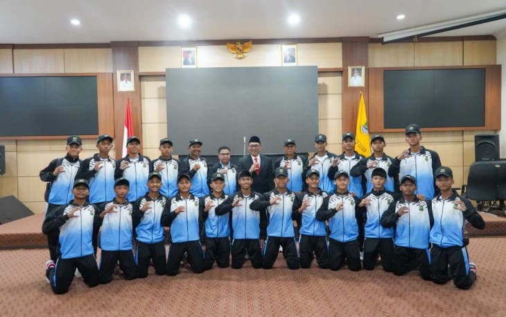 Wali Kota Cilegon Helldy Agustian bersama Atlet Popda XI Kota Cilegon 