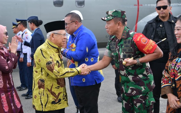 Pangdam XVIII Kasuari Mayjen TNI Hariyanto saat menyambut Wapres RI KH Ma'ruf Amin 