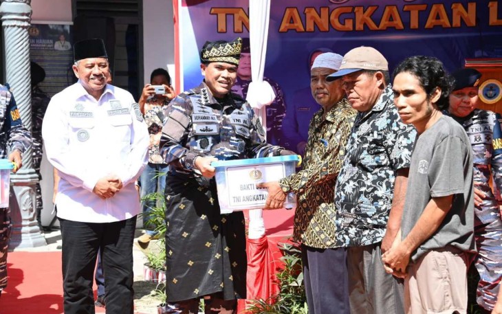 Kasal Laksamana TNI Muhammad Ali memberikan paket sembako