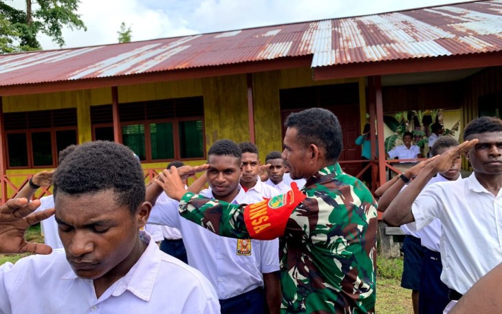 Babinsa Koramil 1710-06/Agimuga Latih PBB Pelajar SMPN Agimuga