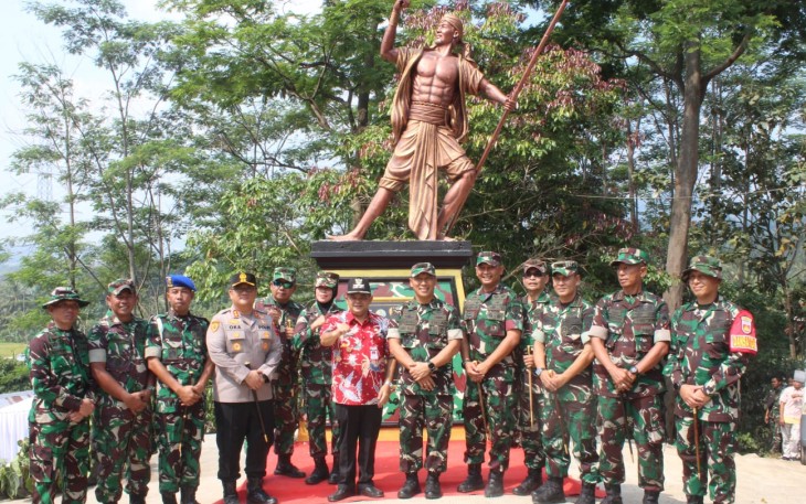 Poto bersama didepan tugu prasasti TMMD 120 Kodim 0714/Salatiga