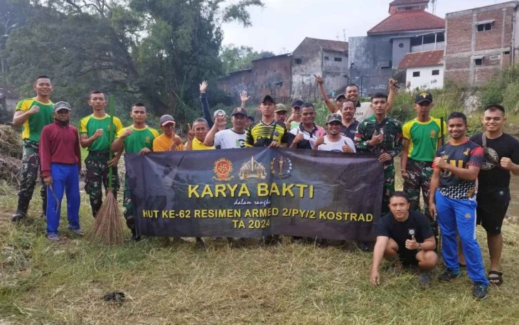 Karya bakti bersihkan lingkungan HUT Menarmed 2 Kostrad ke-62