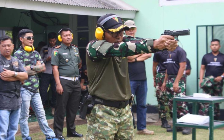 Danmenarmed 2 Kostrad Letkol Arm Siswo Budiarto saat membuka lomba menembak eksekutif HUT ke-62 Menarmed 2 Kostrad, Senin (10/6)