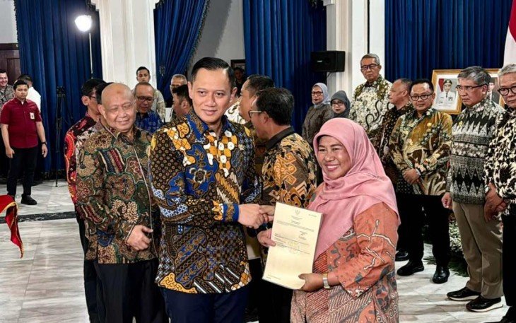 Menteri ATR/BPN Agus Harimurti Yudhoyono saat memberikan sertipikat tanah elektronik warga di Bandung
