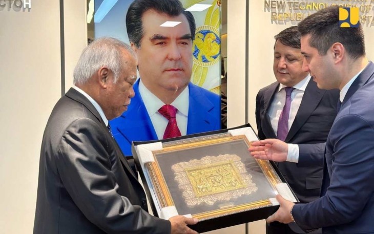 Menteri PUPR Basuki Hadimuljono saat menerima cenderamata dari Menteri Industri dan Teknologi Baru Tajikistan 