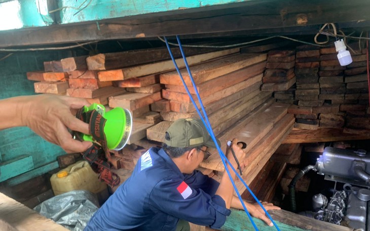 Bakamla RI saat Tangkap Kapal Bawa Kayu Ilegal di Perairan Laut Banda