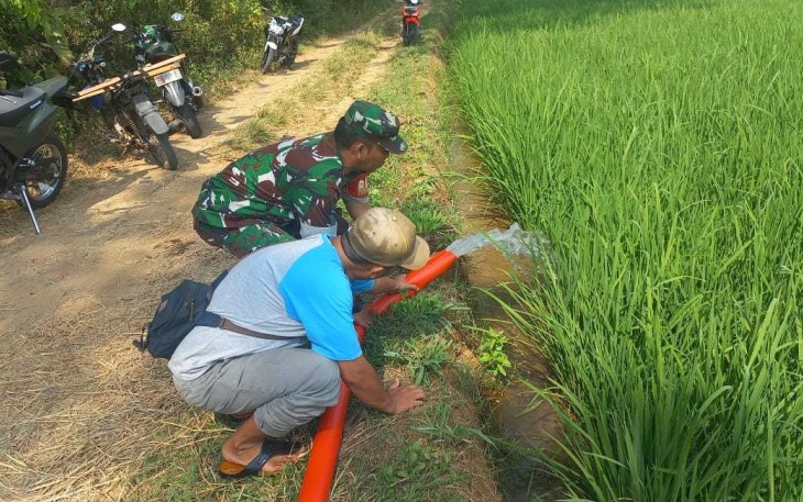 Bantu pompanisasi air persawahan petani wilayah desa binaan 