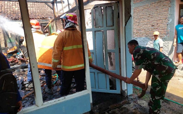 Pemadaman kebakaran rumah warga desa binaan 