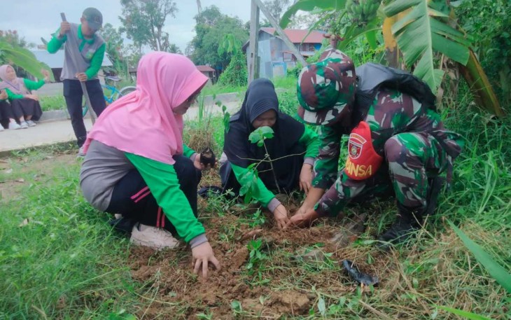 Penanaman bibit pohon produktif 