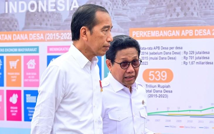 Presiden Joko Widodo bersama Mendes PDTT Abdul Halim Iskandar 