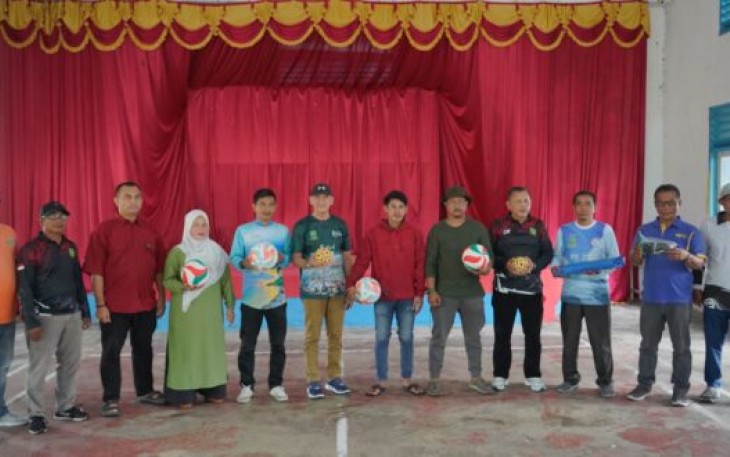 Wakil Bupati Natuna Serahkan Bantuan ke Organisasi Olahraga Secara Simbolis 